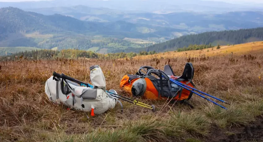 backpacking-packs-in-the-mountains